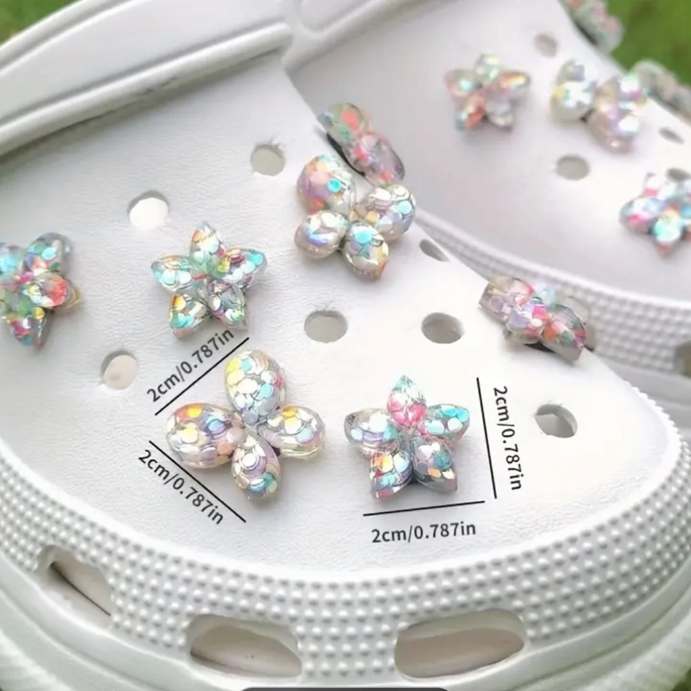 BNWT 8 Flower Charms